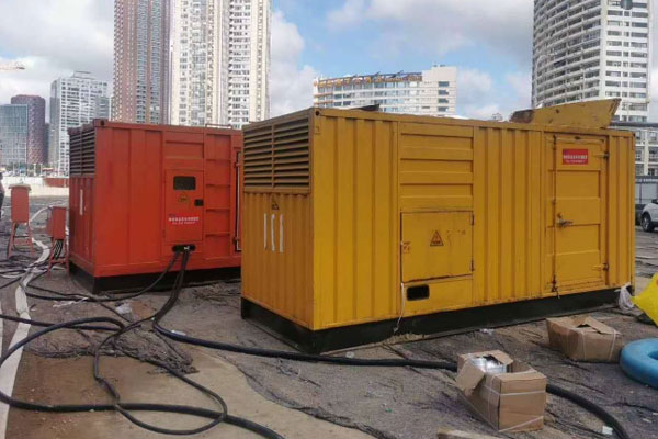 大田压力测试时，发电机组的燃油系统需要达到多少压力？