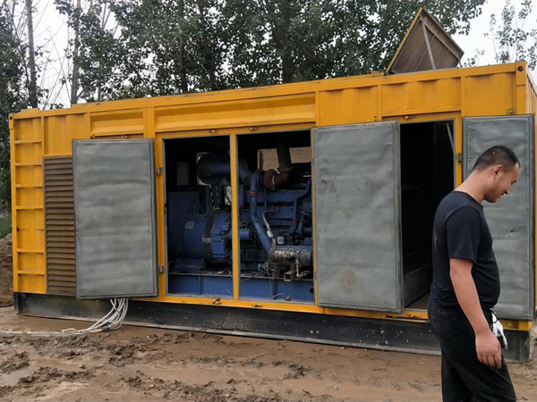 大田进行柴油发电机组电瓶容量测试时，有哪些注意事项？